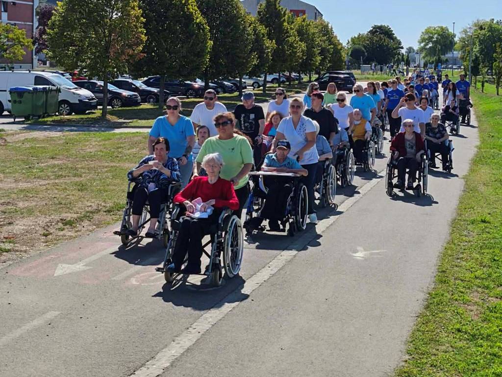 FOTO: Svetovni dan fizioterapije v Lendavi v znamenju gibanja, druženja in povezovanja z Lekovimi prostovoljci