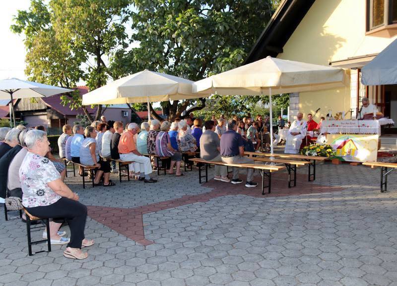FOTO: Ob 50-letnici kapele v Trnju priznanje prostovoljcem