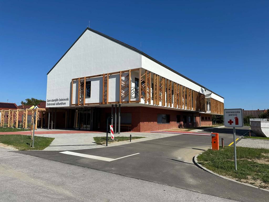 V Dobrovniku zaplet z madžarskim poimenovanjem doma starejših