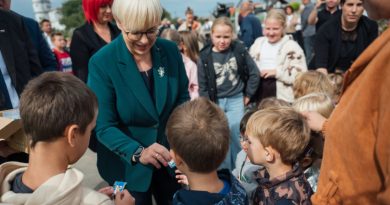 Predsednica Nataša Pirc Musar obiskala Prekmurje: V ospredju domova starejših v Dobrovniku in Kobilju Predsednica Nataša Pirc Musar obiskala Prekmurje: V ospredju domova starejših v Dobrovniku in Kobilju