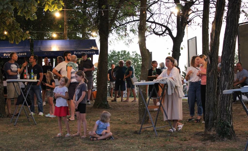 FOTO: Vina pod krošnjami pri razglednem stolpu Vinarium