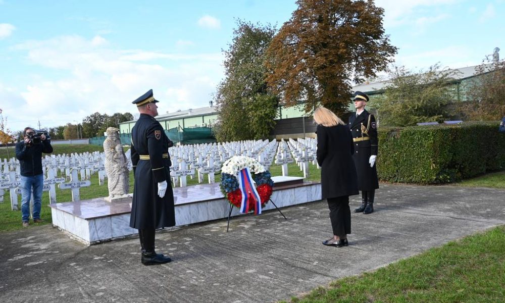 FOTO: Taborišče v Šarvarju: Državna sekretarka dr. Jaklitsch počastila spomin na 587 Slovencev iz okolice Lendave