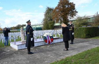 FOTO: Taborišče v Šarvarju: Državna sekretarka dr. Jaklitsch počastila spomin na 587 Slovencev iz okolice Lendave