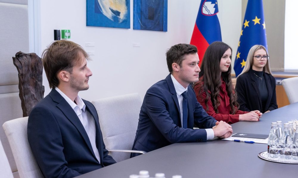 Delegacija Pomurskega madžarskega mladinskega društva iz Lendave na sestanku pri ministru Kajzerju Delegacija Pomurskega madžarskega mladinskega društva iz Lendave na sestanku pri ministru Kajzerju