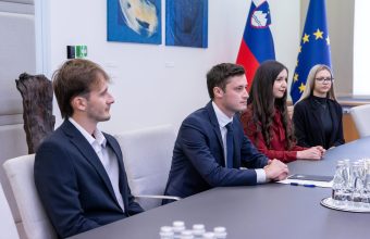 Delegacija Pomurskega madžarskega mladinskega društva iz Lendave na sestanku pri ministru Kajzerju