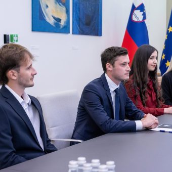 Delegacija Pomurskega madžarskega mladinskega društva iz Lendave na sestanku pri ministru Kajzerju Delegacija Pomurskega madžarskega mladinskega društva iz Lendave na sestanku pri ministru Kajzerju