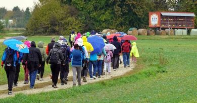FOTO: V Lendavi so šestič pripravili Medeni dan in pohod med čebelarji