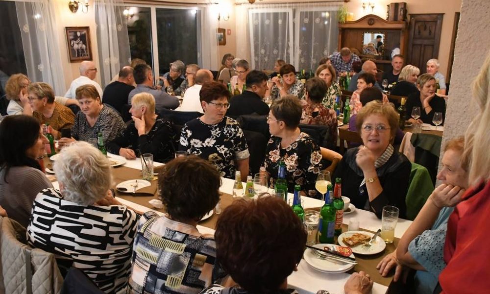 FOTO: Ganljivo: Po 24. letih so se prvič zbrale zaposlene v nekdanjem lendavskem obratu Mure FOTO: Ganljivo: Po 24. letih so se prvič zbrale zaposlene v nekdanjem lendavskem obratu Mure
