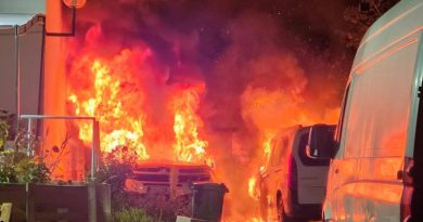 FOTO: Na Kolodvorski ulici v Lendavi zagoreli vozili. Je bil požar podtaknjen?