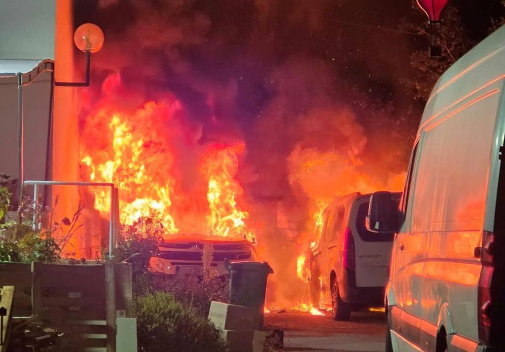 FOTO: Na Kolodvorski ulici v Lendavi zagoreli vozili. Je bil požar podtaknjen?
