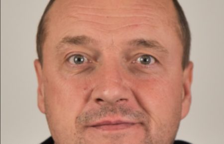 Nelegalna tovarna cigaret v kompleksu Nafte Lendava: Policija išče tega osumljenca