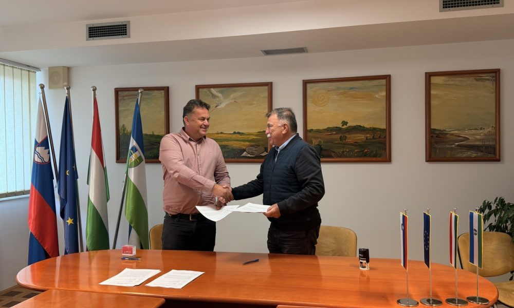 V Dobrovniku podpisali pogodbo za prvo fazo športno-rekreacijskega centra, vrednost del več kot 643 tisoč evrov V Dobrovniku podpisali pogodbo za prvo fazo športno-rekreacijskega centra, vrednost del več kot 643 tisoč evrov