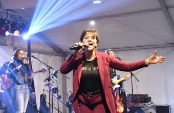 FOTO: Tanja Žagar napolnila šotor v sklopu praznovanja 30. občinskega praznika